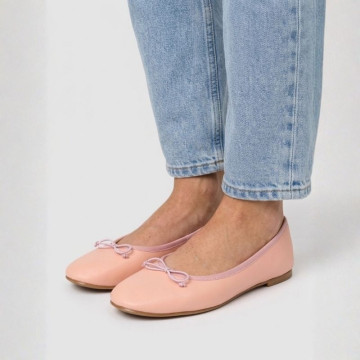 Soft Nappa leather classic girl ballet flats with adjustable ribbon in Nude color.