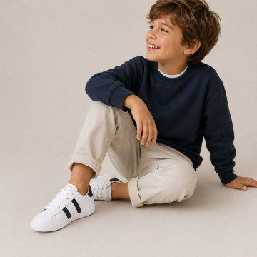 Zapatilla niños colegial OKAA con cordones, rayas laterales y puntera reforzada en piel lavable.