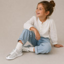 Zapatilla niña OKAA con cordones en piel LAMINADA.
