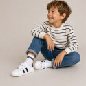 Washable leather OKAA kids School tennis shoes laceless, stripes design and reinforced toe cap.