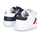 Washable leather tennis shoes laceless and with flag design.