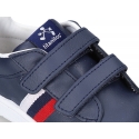 Washable leather tennis shoes laceless and with flag design.