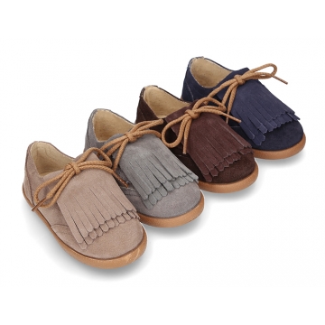 New Laces up shoes with removal tongue with fringed design in suede leather.